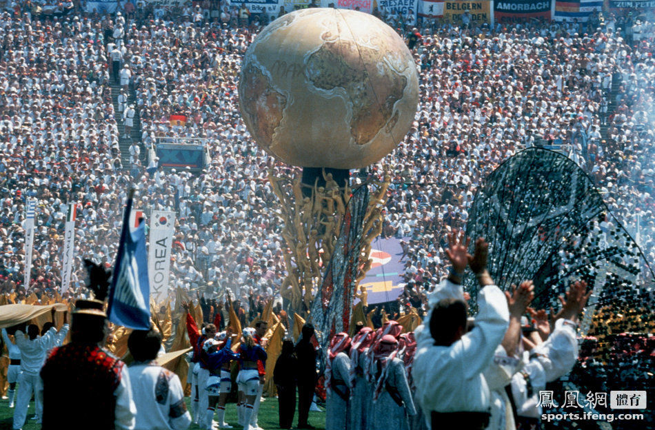 世界杯FIFA官网买球33年前本日意大利宇宙杯揭幕式圣西罗上演模特秀！球迷如痴如醉(图1)